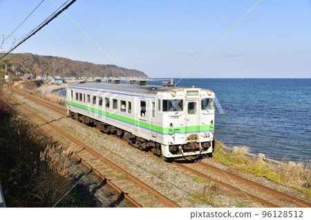 Shoot the scenery of the JR Hokkaido local train running along the coast in Morimachi, Hokkaido in late autumn Shoot the scenery of the JR Hokkaido local train running along the coast in Morimachi, Hokkaido in late autumn 96128512