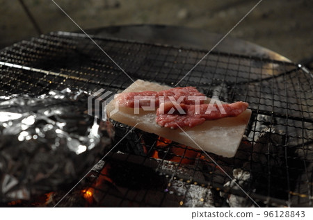 在營地用岩鹽烤肉 96128843