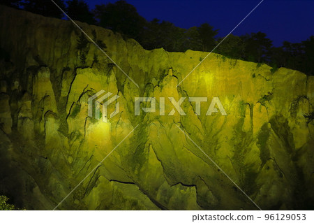 [Tokushima Prefecture] Illuminated night view of the earthen pillars of Awa (Hatodake) 96129053
