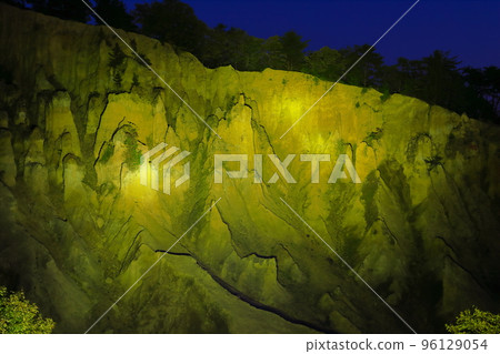 [Tokushima Prefecture] Illuminated night view of the earthen pillars of Awa (Hatodake) 96129054