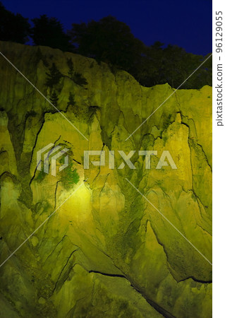 [Tokushima Prefecture] Illuminated night view of the earthen pillars of Awa (Hatodake) 96129055