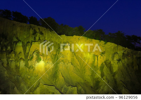 [Tokushima Prefecture] Illuminated night view of the earthen pillars of Awa (Hatodake) 96129056