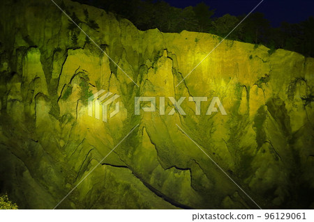 [Tokushima Prefecture] Illuminated night view of the earthen pillars of Awa (Hatodake) 96129061