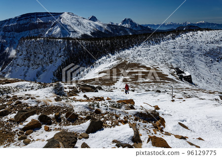 Climbers going up the Yatsugatake mountain range/Neishidake ridgeline and Yatsugatake main peaks/Southern Alps Climbers going up the Yatsugatake mountain range/Neishidake ridgeline and Yatsugatake main peaks/Southern Alps 96129775