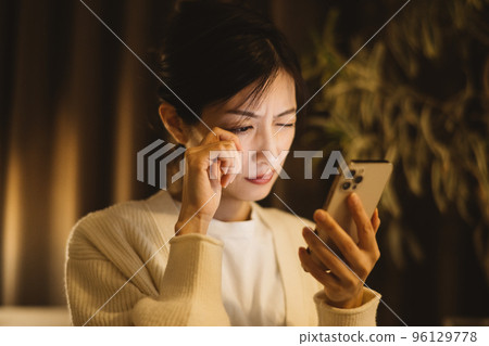 晚上看智能手機的女人 晚上看智能手機的女人 96129778
