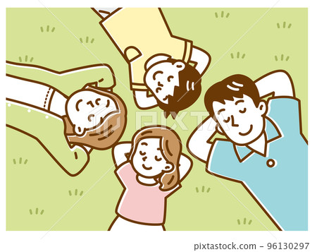 一家四口仰面躺在草坪上 96130297