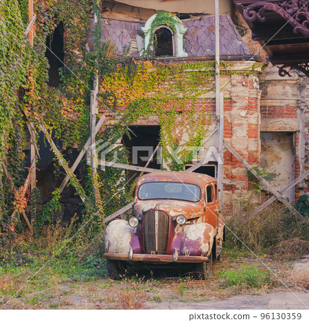 Retro car in the old courtyard of Bucharest 96130359
