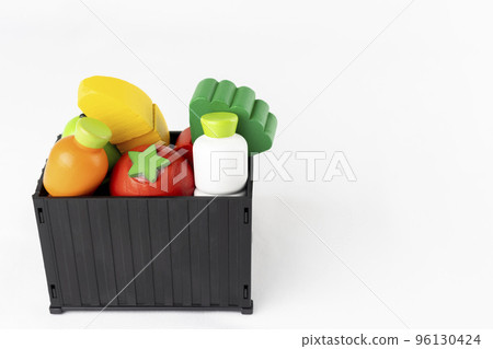 玩具集裝箱中的木製蔬菜。進出口形象 96130424