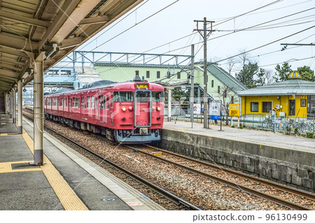 Kuha 415-805 train leaving Hakui Station Kuha 415-805 train leaving Hakui Station 96130499
