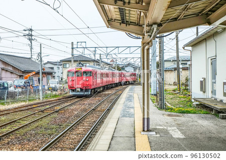 Kuha 415-805 train leaving Hakui Station Kuha 415-805 train leaving Hakui Station 96130502