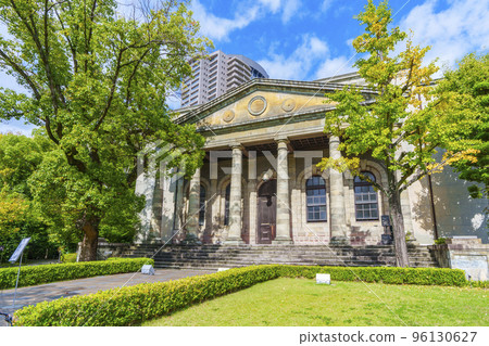 舊櫻宮公會堂映襯著秋天清澈的藍天 96130627