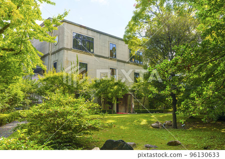 The beautiful Japanese garden of the Former Sakuranomiya Public Hall where you can feel the four seasons The beautiful Japanese garden of the Former Sakuranomiya Public Hall where you can feel the four seasons 96130633