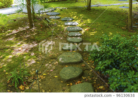 The beautiful Japanese garden of the Former Sakuranomiya Public Hall where you can feel the four seasons The beautiful Japanese garden of the Former Sakuranomiya Public Hall where you can feel the four seasons 96130638