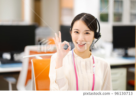 在呼叫中心工作的接線員的年輕女性(OK 姿勢) 在呼叫中心工作的接線員的年輕女性(OK 姿勢) 96130713