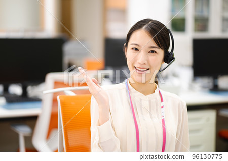 在呼叫中心工作的年輕女性接線員(推薦) 在呼叫中心工作的年輕女性接線員(推薦) 96130775