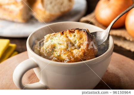 Hot onion gratin soup with warm steam 96130964