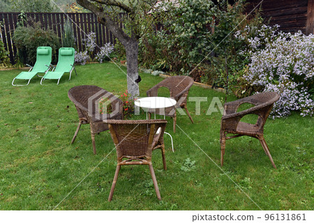 Rattan chairs and white table 96131861