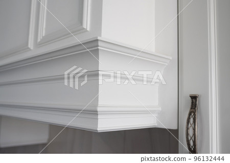 Ceiling moldings in the interior, a detail of intricate corner Ceiling moldings in the interior, a detail of intricate corner 96132444
