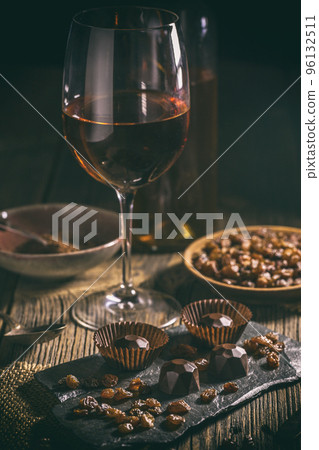 Chocolate praline 96132511