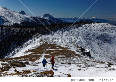 Climbers going up the Yatsugatake mountain range/Neishidake ridgeline and Yatsugatake main peaks/Southern Alps Climbers going up the Yatsugatake mountain range/Neishidake ridgeline and Yatsugatake main peaks/Southern Alps 96133057