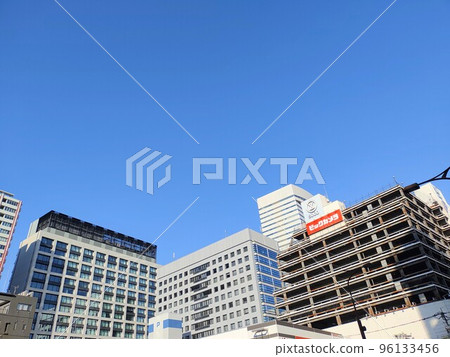 秋日清晨藍天下的大宮站前風景(埼玉市) 秋日清晨藍天下的大宮站前風景(埼玉市) 96133456