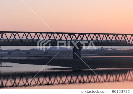 晨光染紅的火車 96133725