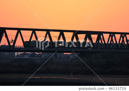 train dyed in the morning sun 96133729