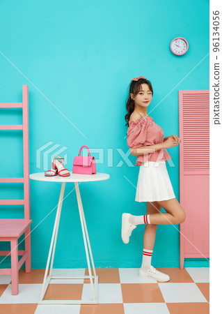 一個年輕女子的彩色肖像 一個年輕女子的彩色肖像 96134056