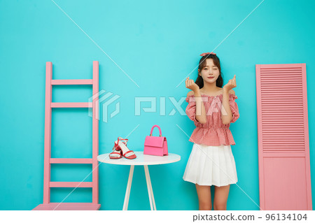 一個年輕女子的彩色肖像 一個年輕女子的彩色肖像 96134104