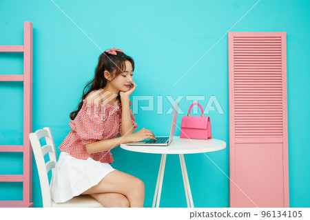 一個年輕女子的彩色肖像 一個年輕女子的彩色肖像 96134105