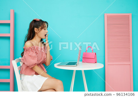 一個年輕女子的彩色肖像 一個年輕女子的彩色肖像 96134106
