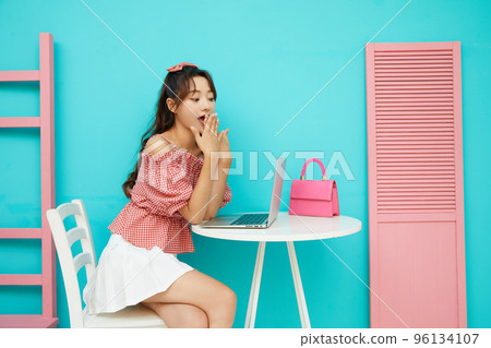 一個年輕女子的彩色肖像 一個年輕女子的彩色肖像 96134107