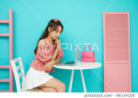 一個年輕女子的彩色肖像 一個年輕女子的彩色肖像 96134108