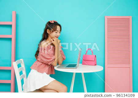 一個年輕女子的彩色肖像 一個年輕女子的彩色肖像 96134109