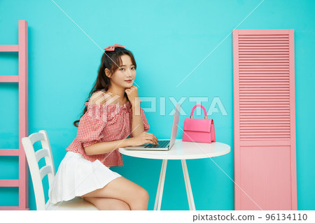 一個年輕女子的彩色肖像 一個年輕女子的彩色肖像 96134110