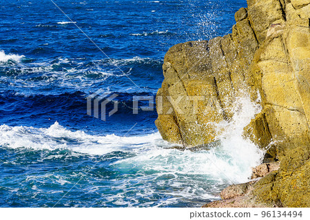 海浪拍打礁石 海浪拍打礁石 96134494