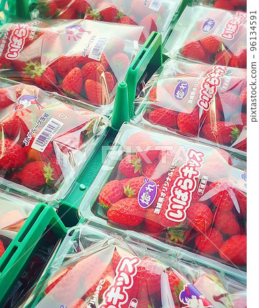 Many strawberries lined up in the market! thorns kiss 96134591