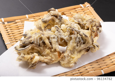 Tempura of log-grown maitake mushrooms from Akita Prefecture 96134782