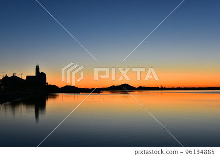奧濱名湖冬天平靜的早晨 奧濱名湖冬天平靜的早晨 96134885