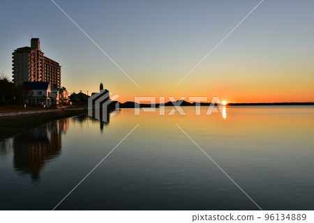 奧濱名湖冬天平靜的早晨 奧濱名湖冬天平靜的早晨 96134889