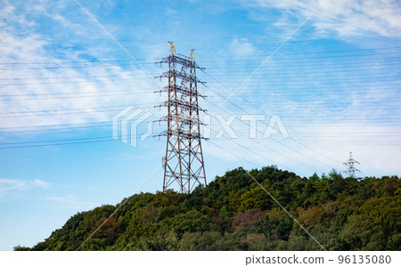 藍天下一座山頂的輸電塔 藍天下一座山頂的輸電塔 96135080