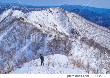 Tanigawadake in winter Looking towards Tenjintoge Station and evacuation huts from Tenjin Ridge (between Katanokoya and evacuation huts) Tanigawadake in winter Looking towards Tenjintoge Station and evacuation huts from Tenjin Ridge (between Katanokoya and evacuation huts) 96135128