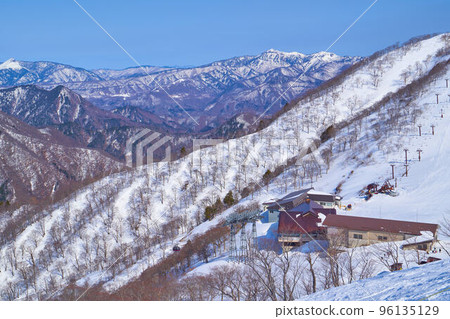 Looking at the east side (Tanigawadake Ropeway Tenjindaira Station, Mt. Looking at the east side (Tanigawadake Ropeway Tenjindaira Station, Mt. 96135129