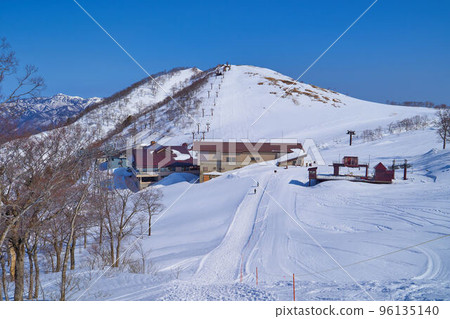 View of the east side (Tanigawadake Ropeway Tenjindaira Station, Takakurayama, etc.) from the vicinity of Tanigawadake Tenjin Ridge in winter View of the east side (Tanigawadake Ropeway Tenjindaira Station, Takakurayama, etc.) from the vicinity of Tanigawadake Tenjin Ridge in winter 96135140