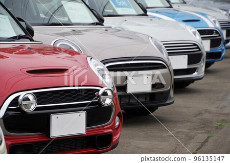 進口車圖片 進口車BMW Mini Cooper在經銷商處排隊 進口車圖片 進口車BMW Mini Cooper在經銷商處排隊 96135147