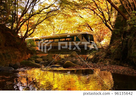 一邊欣賞紅葉的溪流，一邊沿著奧鬼怒路走……在龍京站，乘坐特快 Liberty Aizu 500 series 96135642