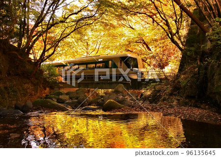 一邊欣賞紅葉的溪流，一邊沿著奧鬼怒路走……在龍京站，乘坐特快 Liberty Aizu 500 series 96135645