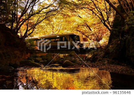 一邊欣賞紅葉的溪流，一邊沿著奧鬼怒路走……在龍京站，乘坐特快 Liberty Aizu 500 series 96135646