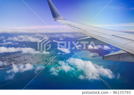 沖繩縣宮古島,飛機上的景色 沖繩縣宮古島,飛機上的景色 96135793