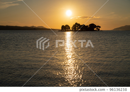 Japan's Top 100 Sunsets Sunset at Lake Shinji Japan's Top 100 Sunsets Sunset at Lake Shinji 96136238